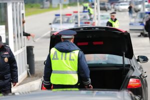 Инспектор ДПС пытается проверить багажник – как себя вести водителю?