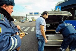 Инспектор ДПС пытается проверить багажник – как себя вести водителю?
