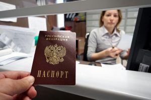 Паспорт в руке